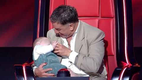 Γ. Μαζωνάκης: πήρε αγκαλιά και τάισε το μωρό παίκτριας στο The Voice!